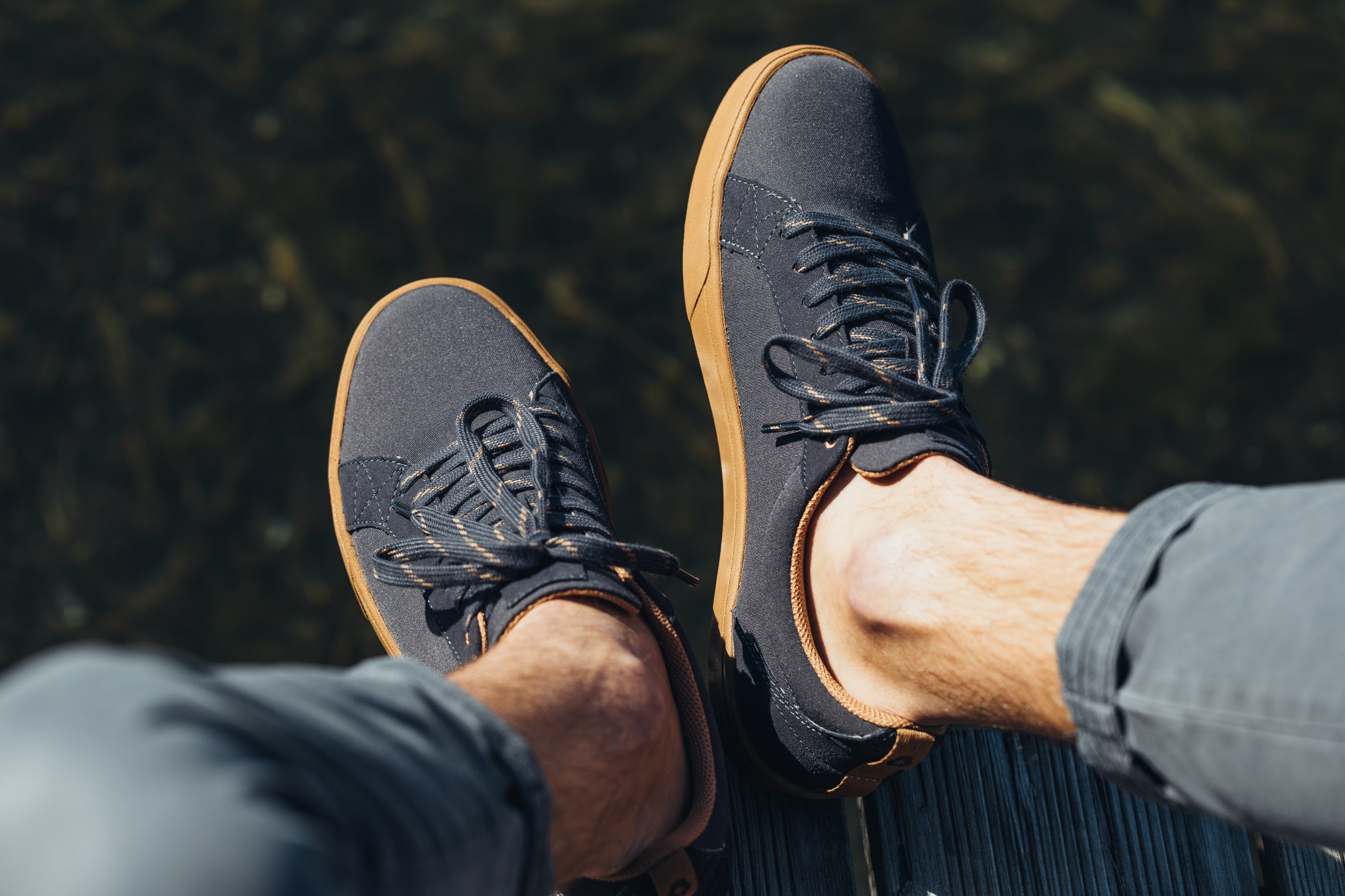 Chaussures homme de couleur obsidian portées de face