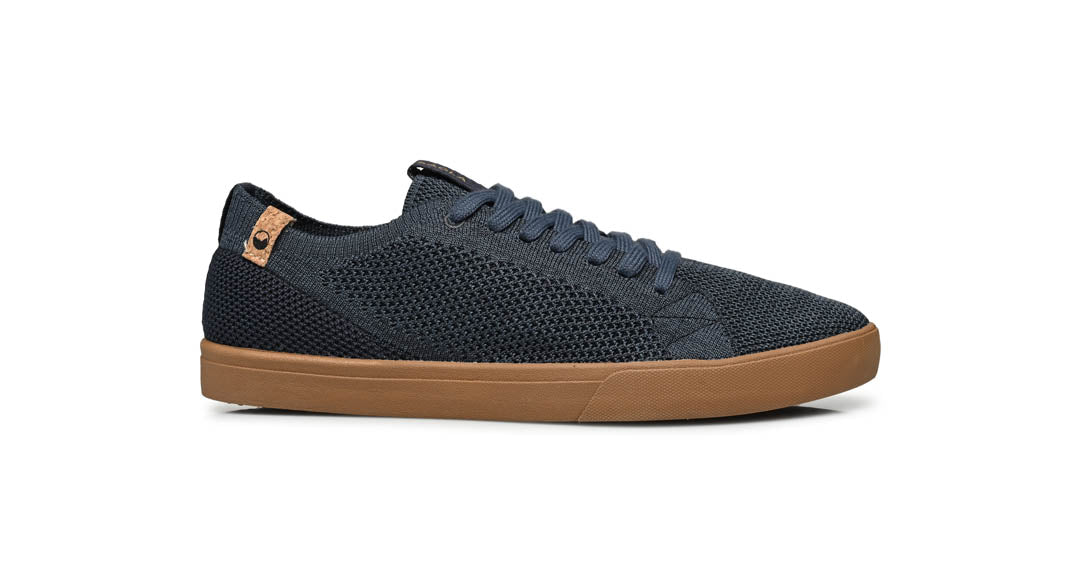 Basket homme de couleur bleu vue du coté droit