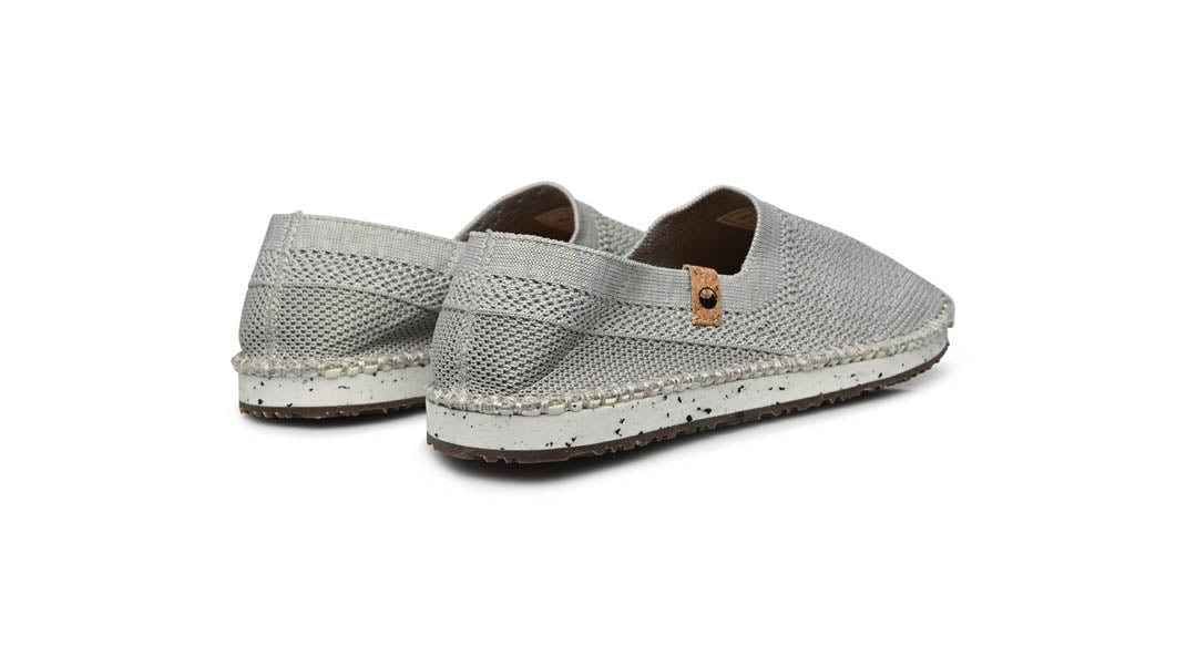 Chaussures femme de couleur gris clair vue d’ensemble de derrière