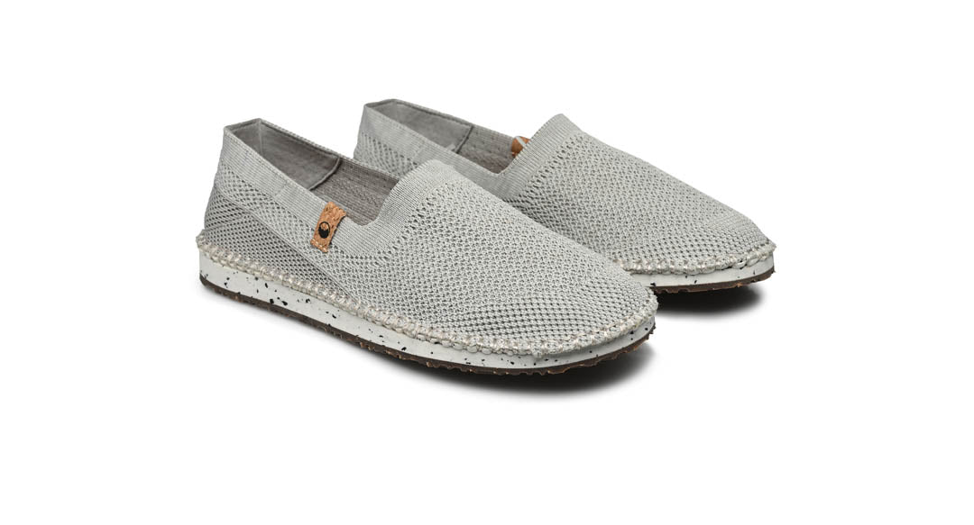 Chaussures femme de couleur gris clair vue d’ensemble coté droit