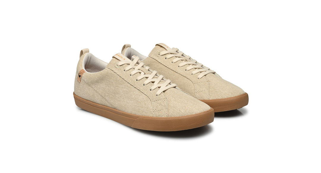 Baskets homme de couleur dune vue d'ensemble coté droit