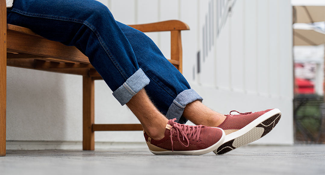 Baskets homme de couleur burgundy sand portées de droit