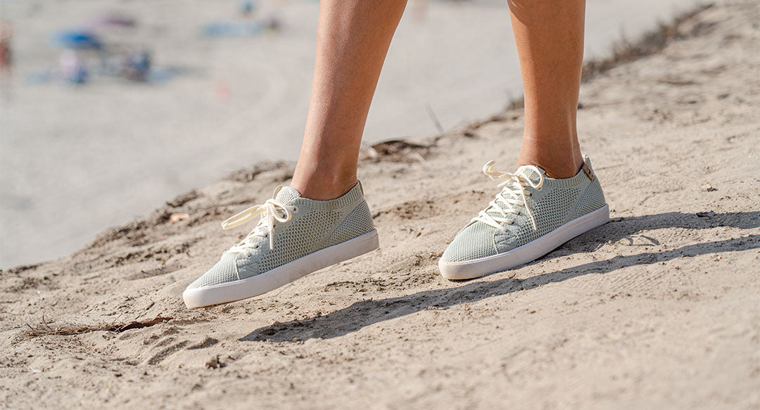 Baskets femme de couleur vert portées de gauche