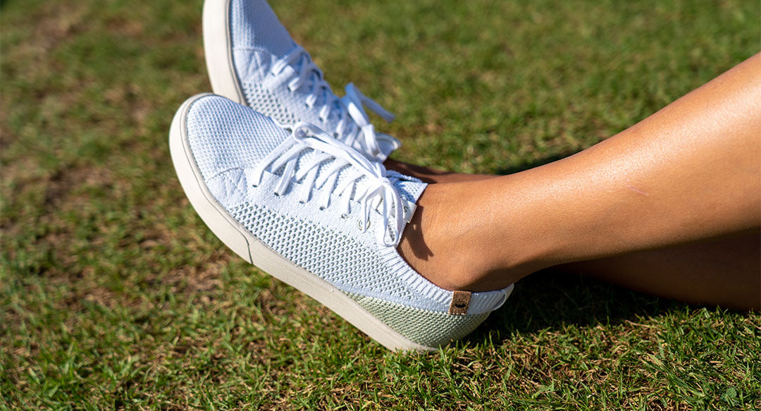 Baskets femme de couleur white green portées de gauche