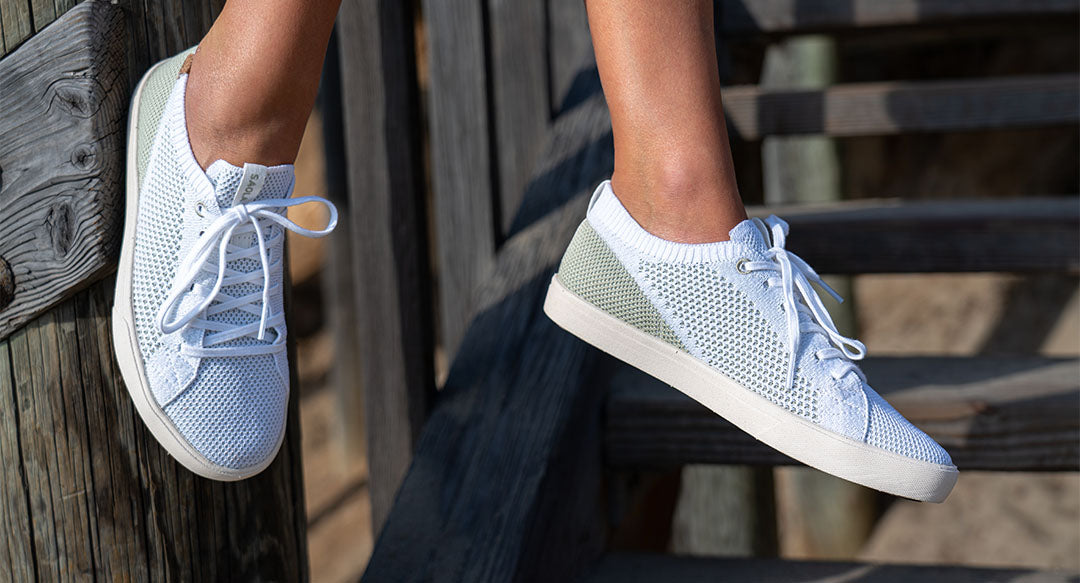 Baskets femme de couleur white green portées de face