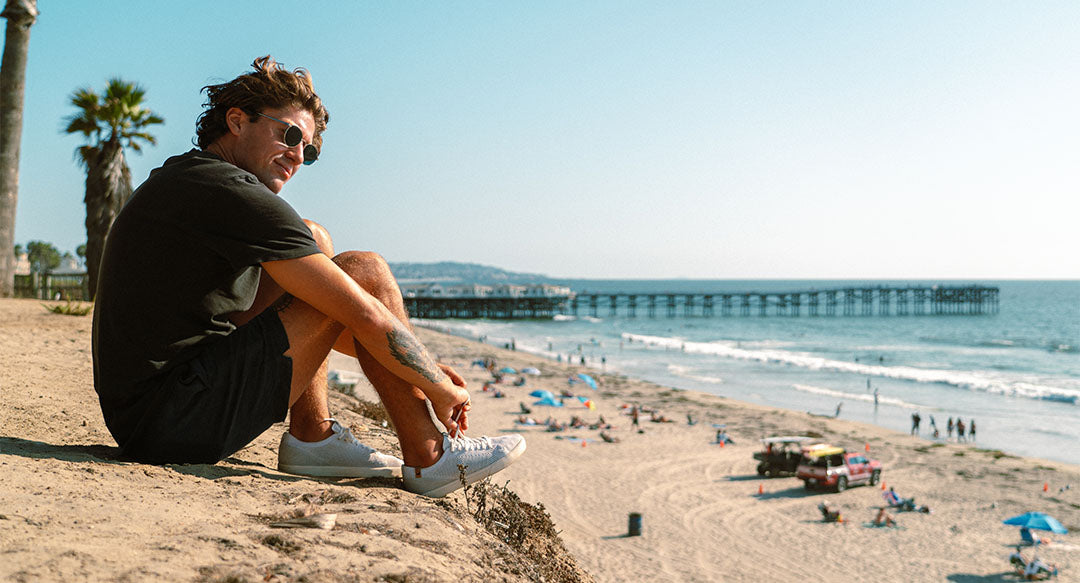 Baskets homme de couleur white portées de droit