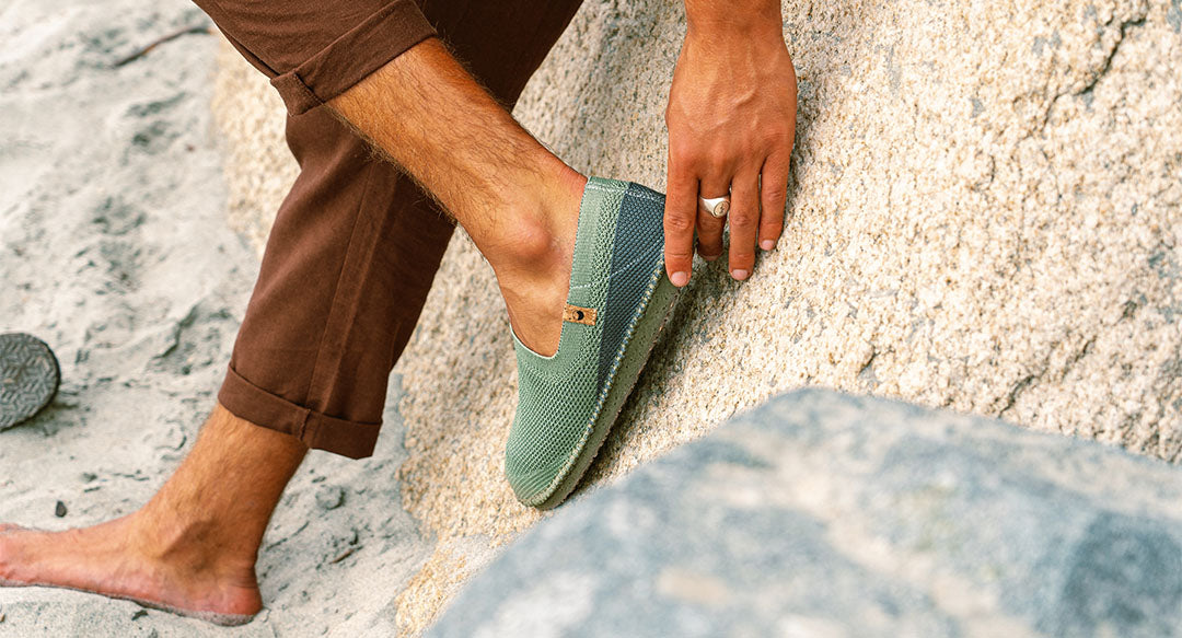 Chaussure homme de couleur olive portées de gauche