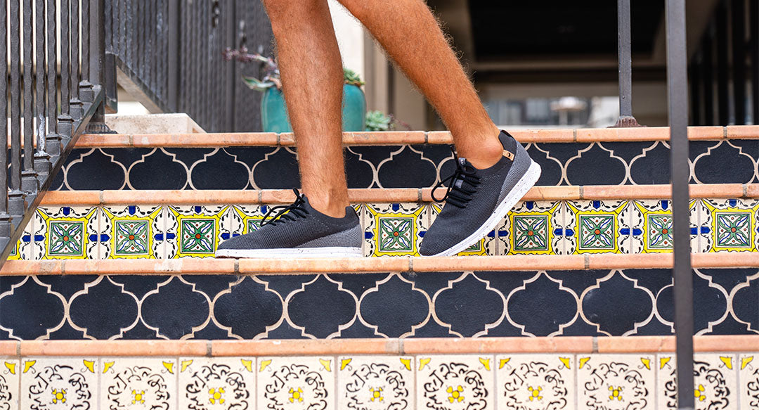 Baskets homme de couleur black charcoal portées du coté gauche