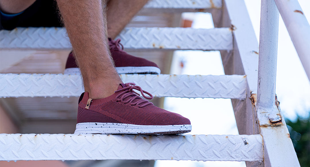 Baskets homme de couleur burgundy portées et vue du coté droit