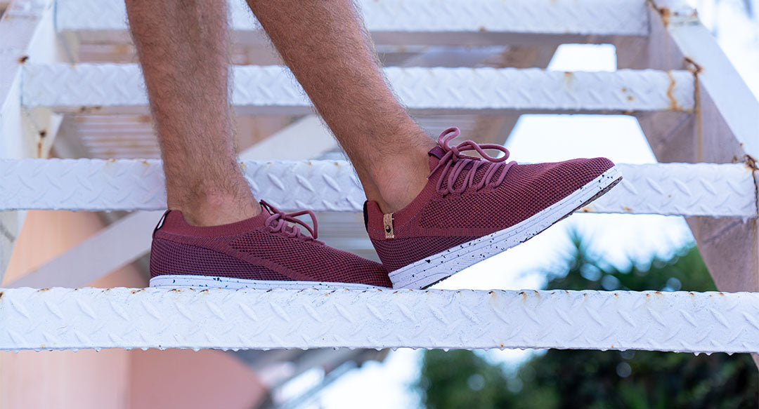 Baskets homme de couleur burgundy portées coté droit