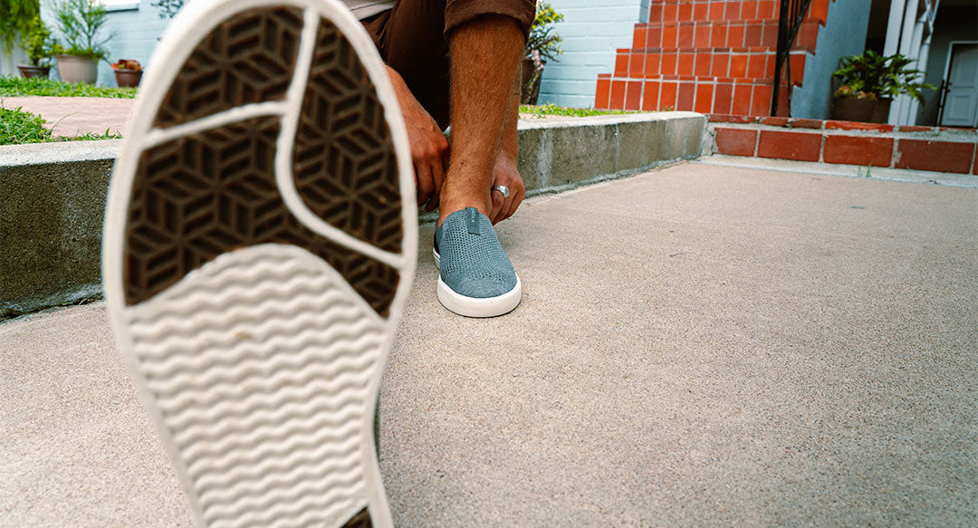 Chaussures homme de couleur charcoal portées