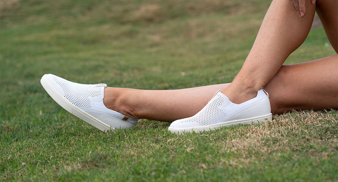 Chaussures femme de couleur white portées de gauche